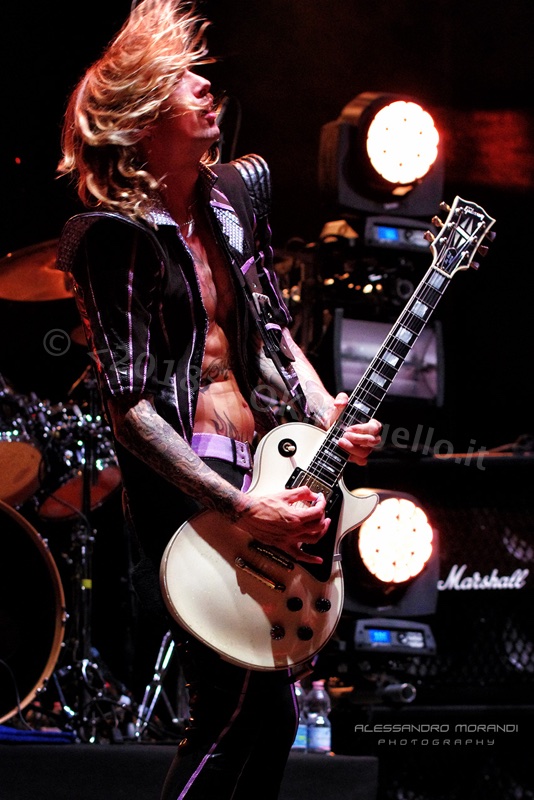 I Darkness a Prato. Coriandoli sul pubblico e reggiseni sul palco