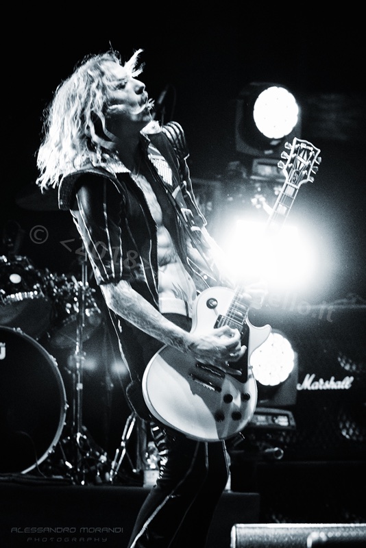 I Darkness a Prato. Coriandoli sul pubblico e reggiseni sul palco