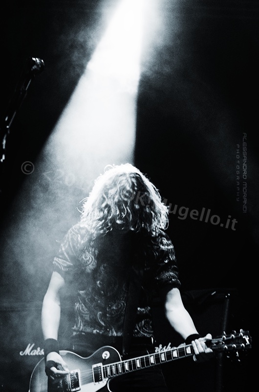 I Darkness a Prato. Coriandoli sul pubblico e reggiseni sul palco