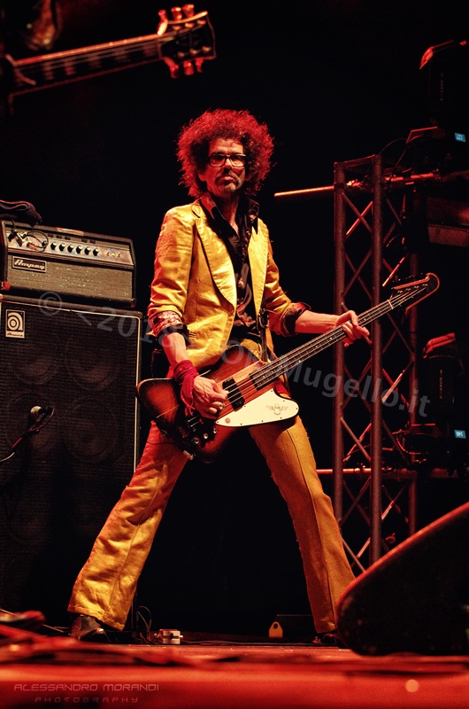 I Darkness a Prato. Coriandoli sul pubblico e reggiseni sul palco