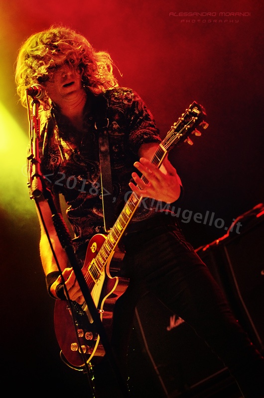 I Darkness a Prato. Coriandoli sul pubblico e reggiseni sul palco