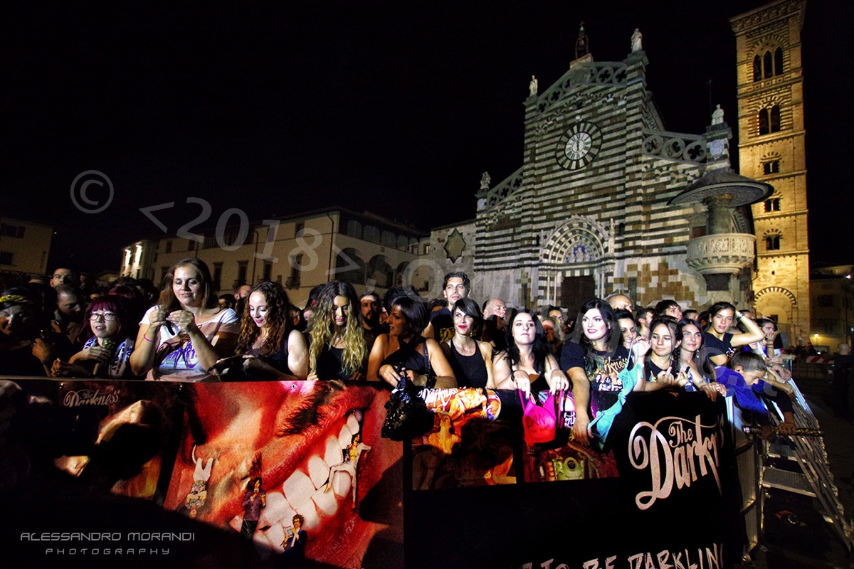 I Darkness a Prato. Coriandoli sul pubblico e reggiseni sul palco