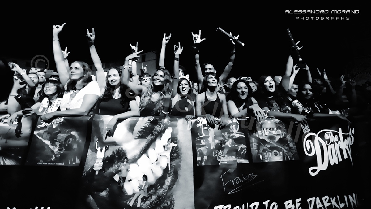 I Darkness a Prato. Coriandoli sul pubblico e reggiseni sul palco