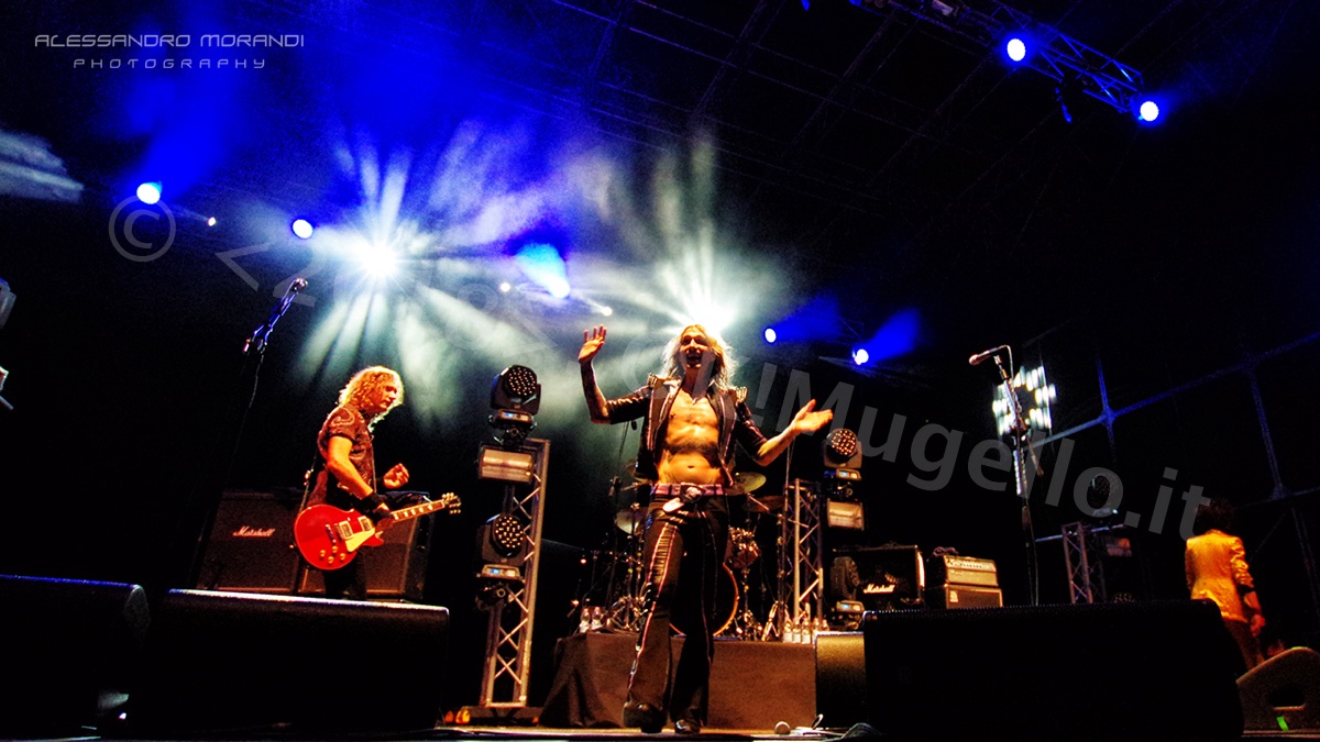 I Darkness a Prato. Coriandoli sul pubblico e reggiseni sul palco