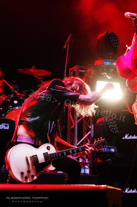 I Darkness a Prato. Coriandoli sul pubblico e reggiseni sul palco