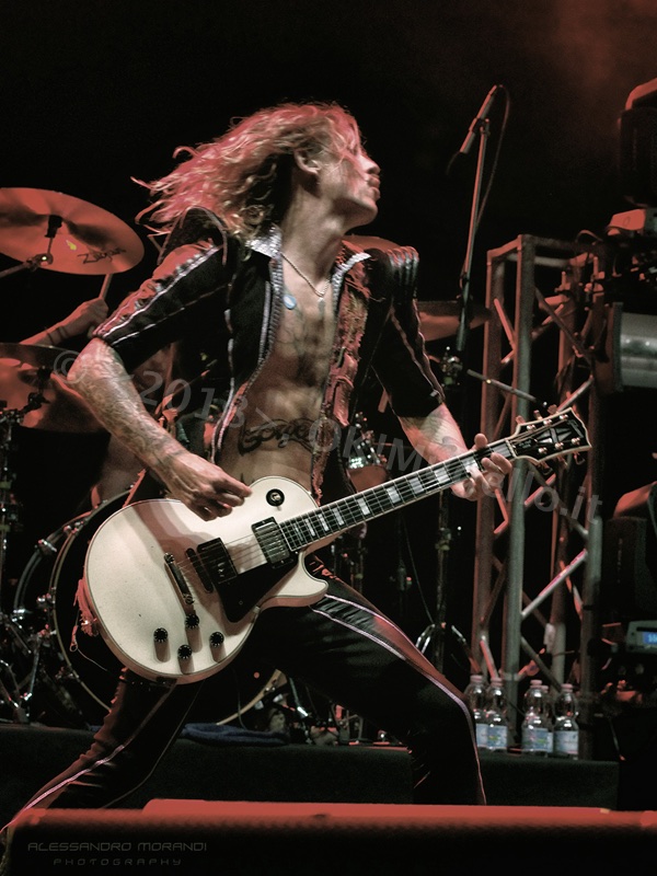 I Darkness a Prato. Coriandoli sul pubblico e reggiseni sul palco