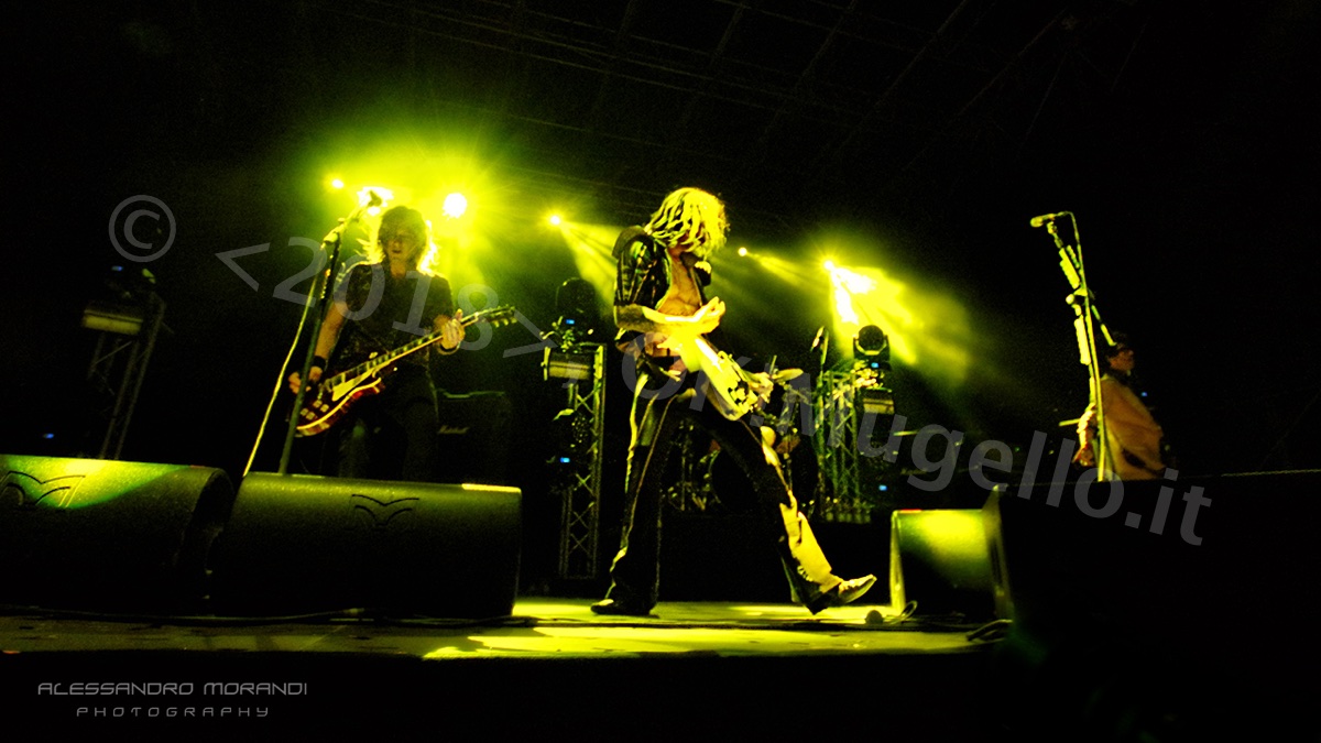 I Darkness a Prato. Coriandoli sul pubblico e reggiseni sul palco