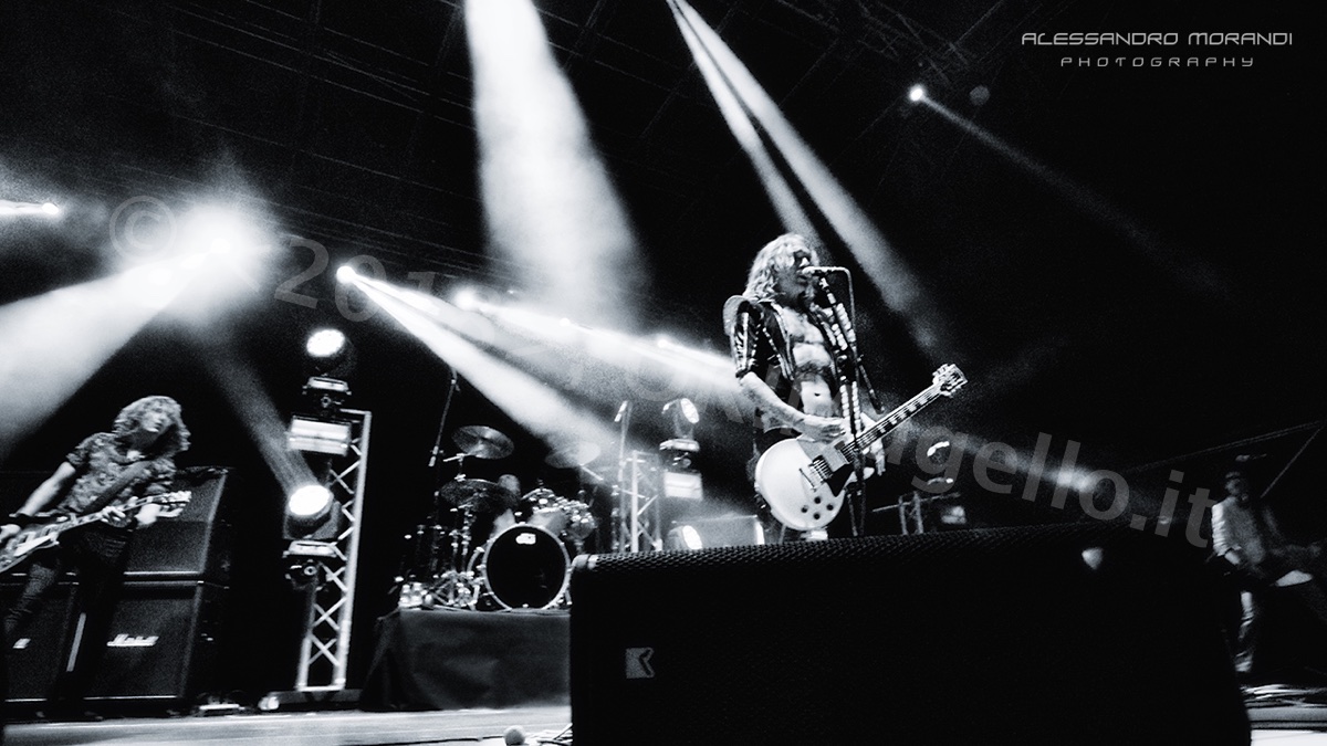 I Darkness a Prato. Coriandoli sul pubblico e reggiseni sul palco