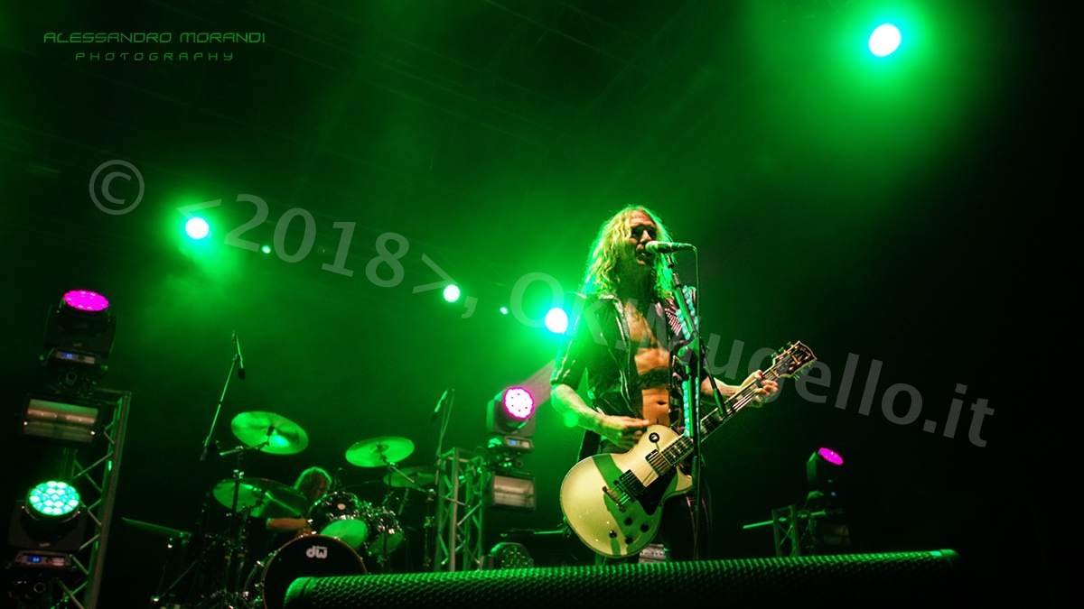 I Darkness a Prato. Coriandoli sul pubblico e reggiseni sul palco