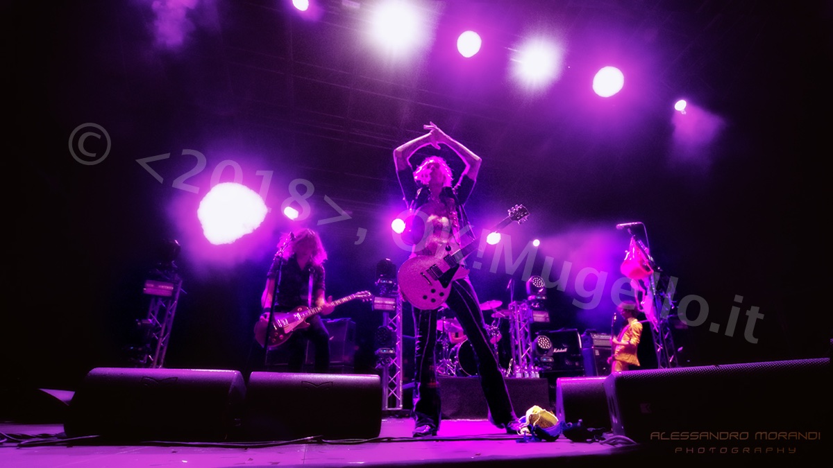 I Darkness a Prato. Coriandoli sul pubblico e reggiseni sul palco