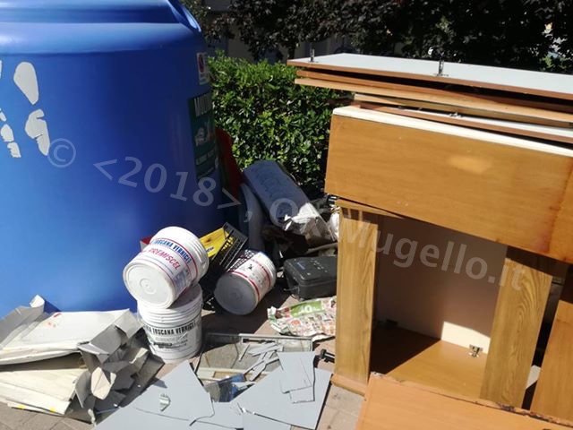 Mobili & altro. Nuovo abbandono di rifiuti, stavolta a San Piero