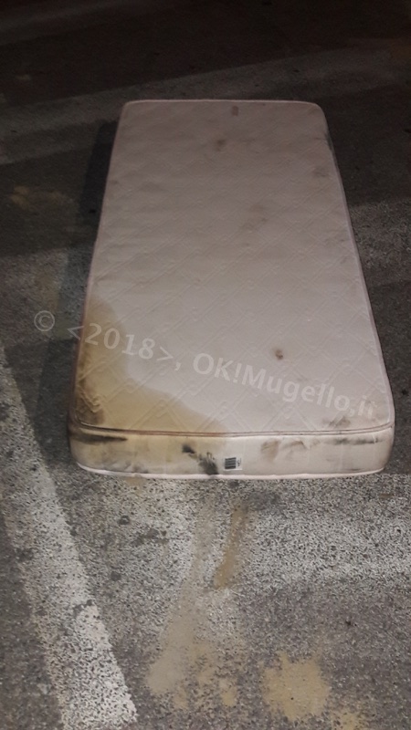 Un materasso abbandonato in Piazza. Accade a Vicchio