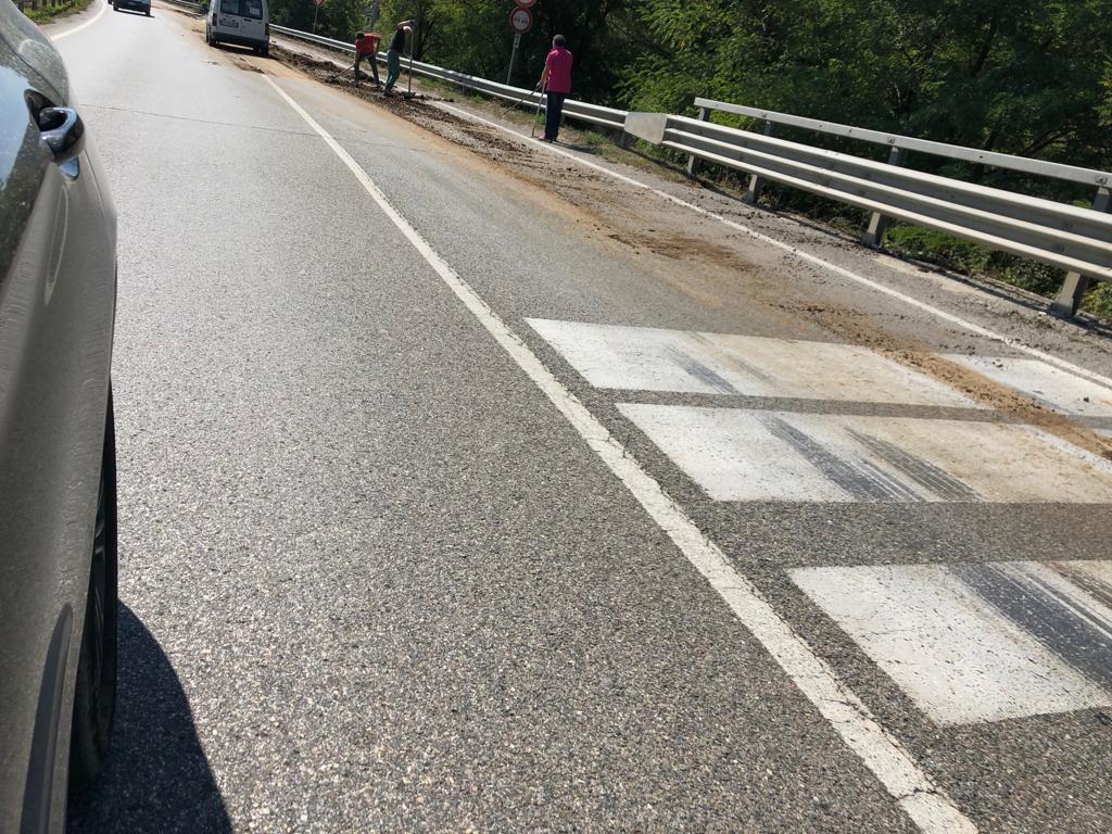 Perdita di materiale maleodorante sulla strada di Bilancino