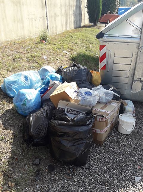 Vicchio, rifiuti fuori dal cimitero. Foto del Giorno