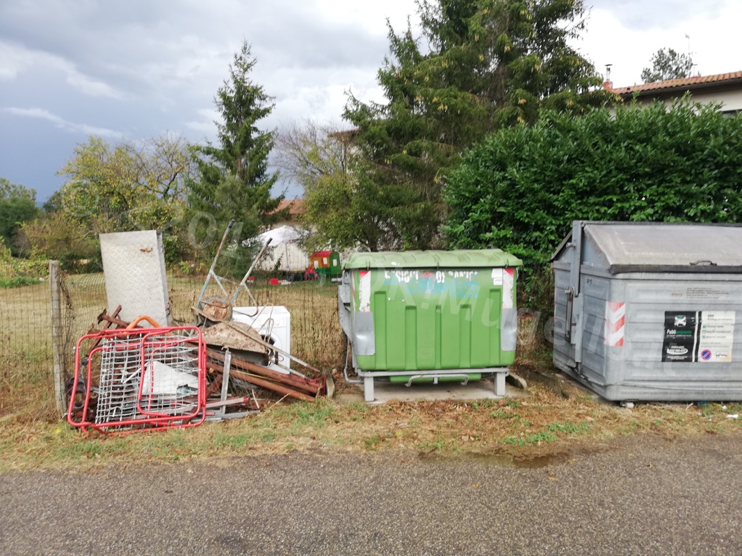 La Torre. Ancora rifiuti abbandonati fuori dai cassonetti, foto del giorno