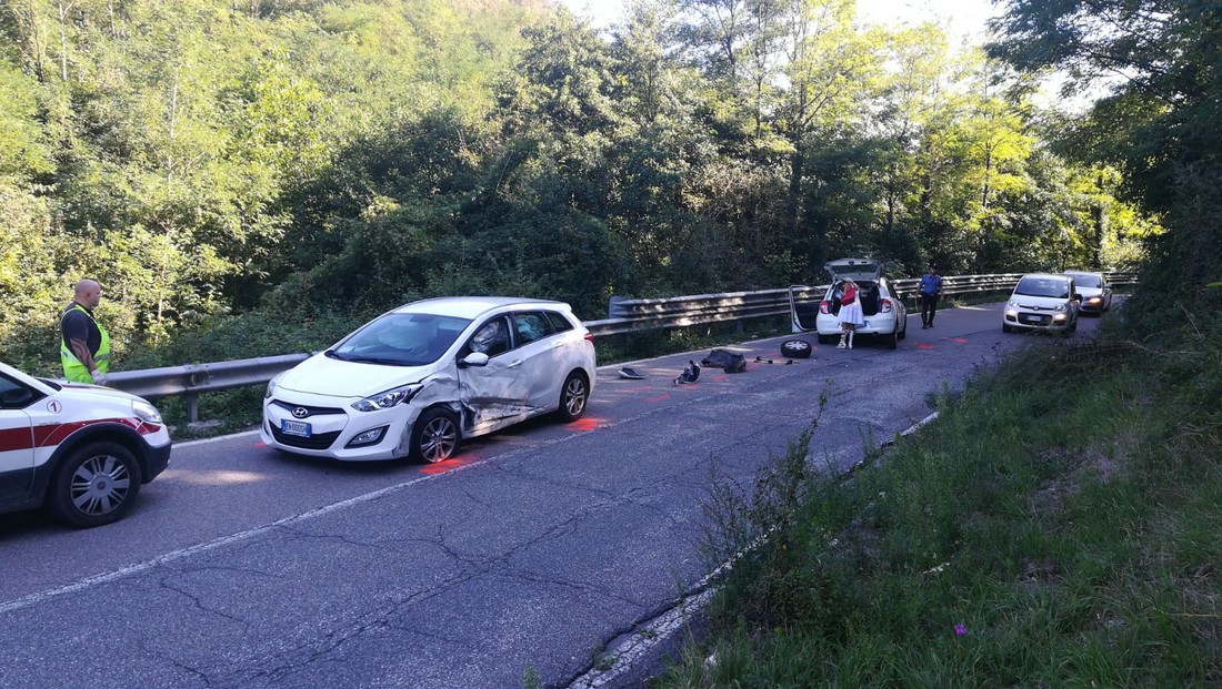 'Quasi frontale' sulla Bolognese. Nessun ferito serio ma qualche disagio