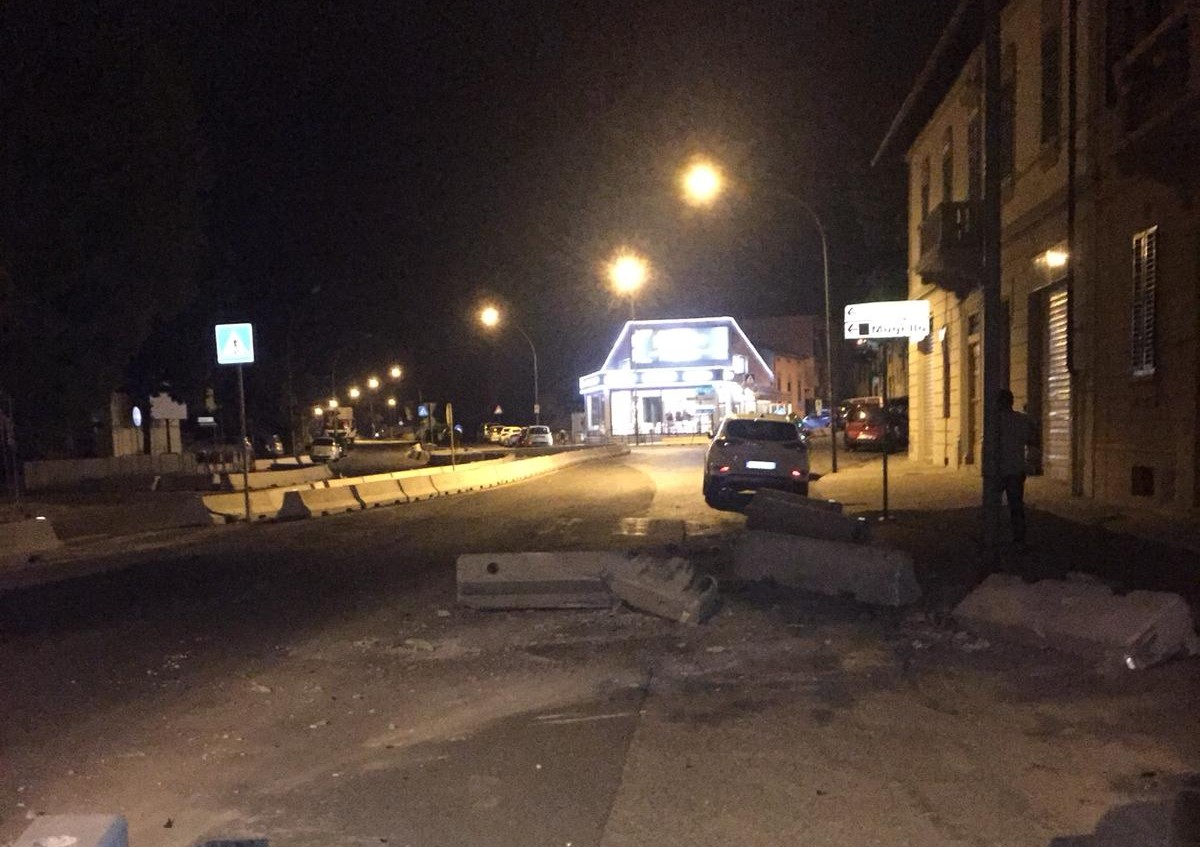 Ovonda. Camion ha urtato e danneggiato i blocchi, fermato dai Carabinieri