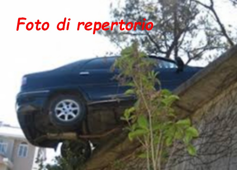 Sbagliano manovra: 'in bilico' sul burrone. E' accaduto a Rostolena