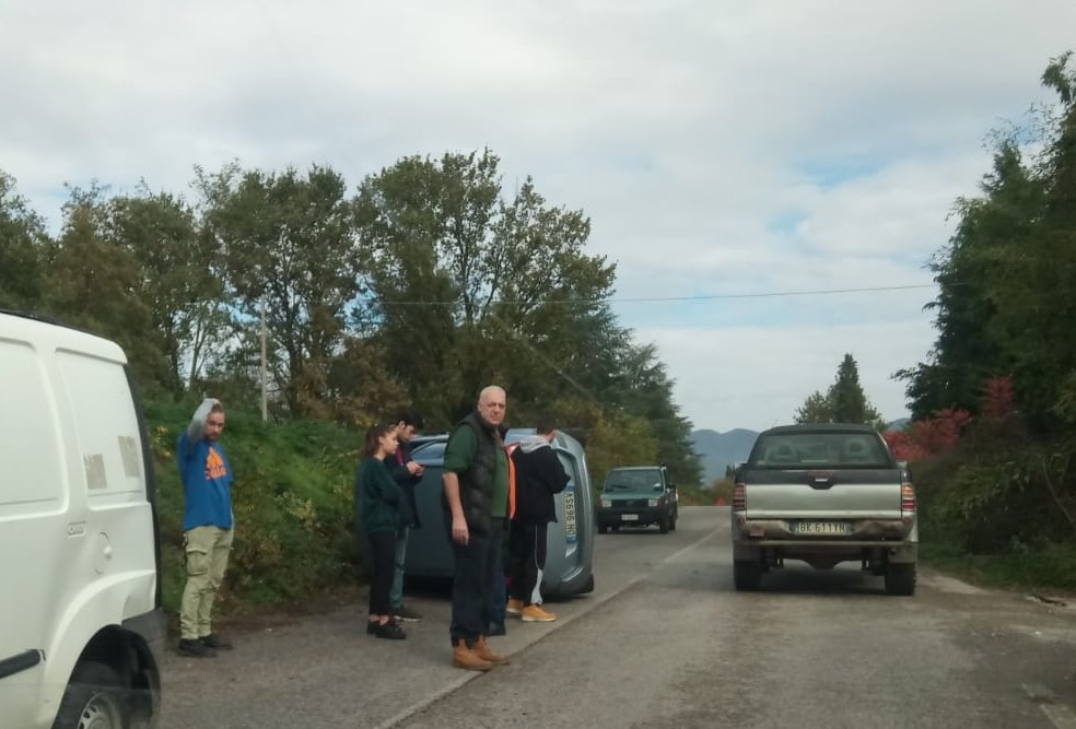 Auto ribaltata tra Ronta e Borgo. Notizia flash