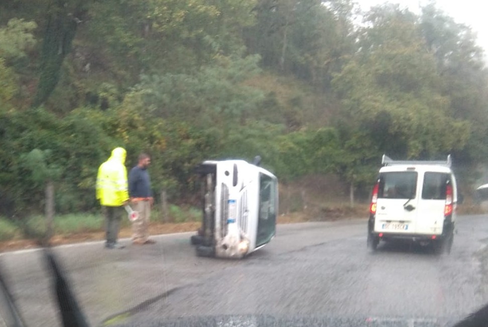 Auto ribaltata sulla Bolognese. 19enne al Pronto Soccorso in codice giallo
