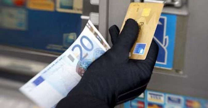 Due giovanissimi denunciati per furto e uso indebito di carte di credito