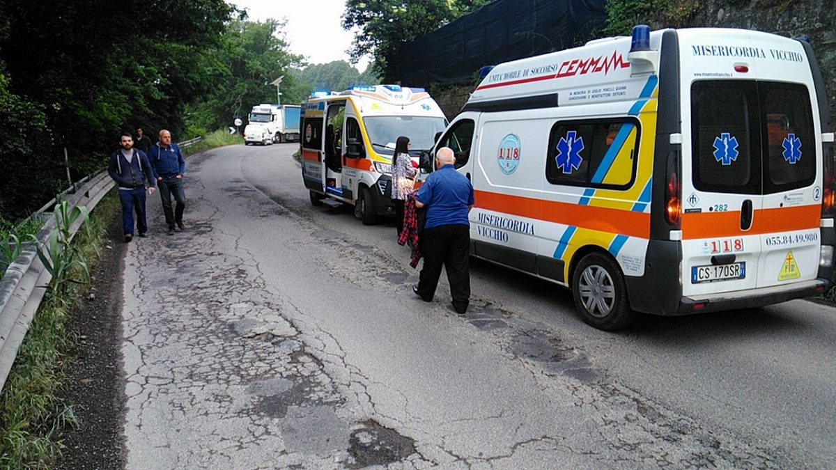 Auto contro furgone carico di legna. Incidente a Vaglia, tre feriti