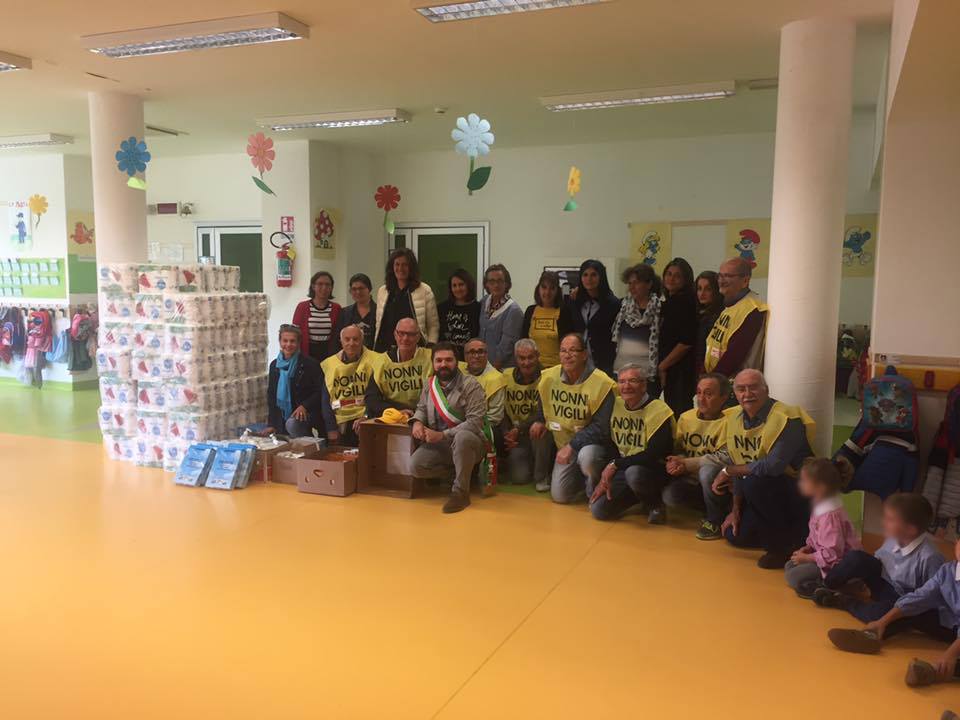 Dicomano. I 'Nonni Vigili' regalano materiale alla scuola