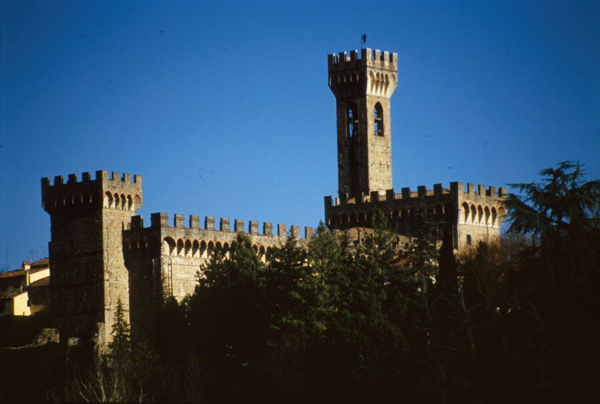 Palazzo dei Vicari. Via ai lavori di ristrutturazione delle mura