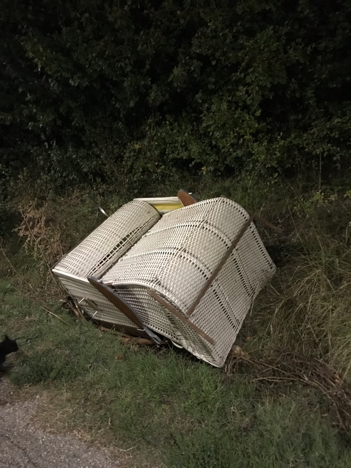 Ingombranti abbandonati a Gattaia.... e spunta la poltrona...