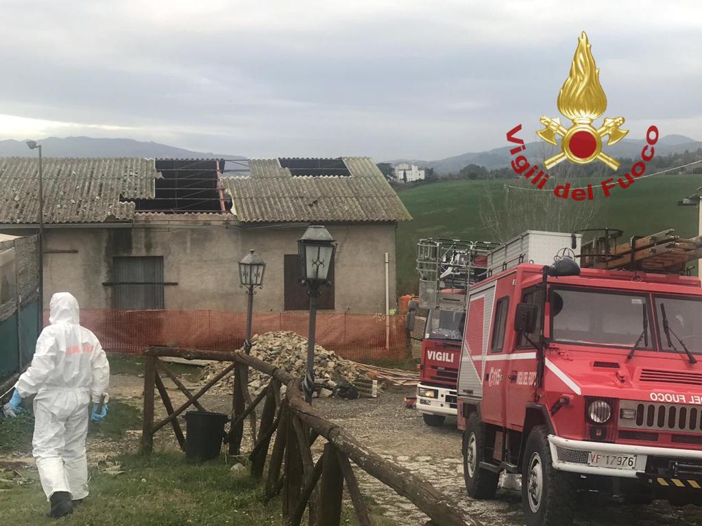 Crolla il tetto di una stalla dismessa a Galliano