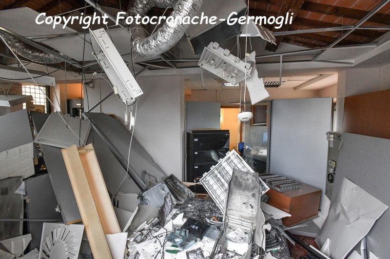 PRATOLINO VAGLIA FATO SALTARE IL BANCOMATO DELLA CASSA DI RISPARMIO