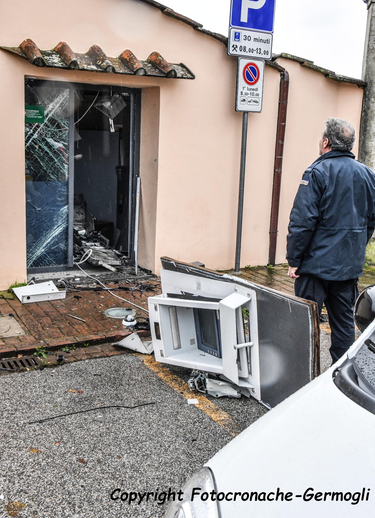 Pratolino. Fanno saltare il bancomat: bottino 40mila euro e danni ingenti