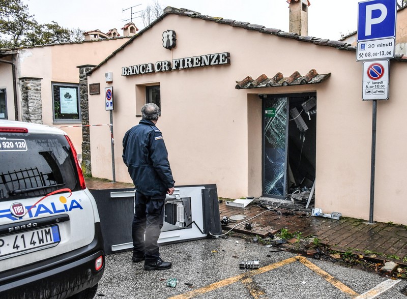PRATOLINO VAGLIA FATO SALTARE IL BANCOMATO DELLA CASSA DI RISPARMIO