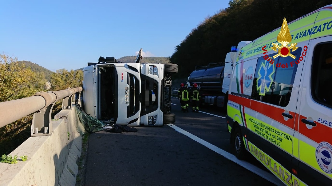 Camion ribaltato in A1. Soccorsi da Borgo e Barberino