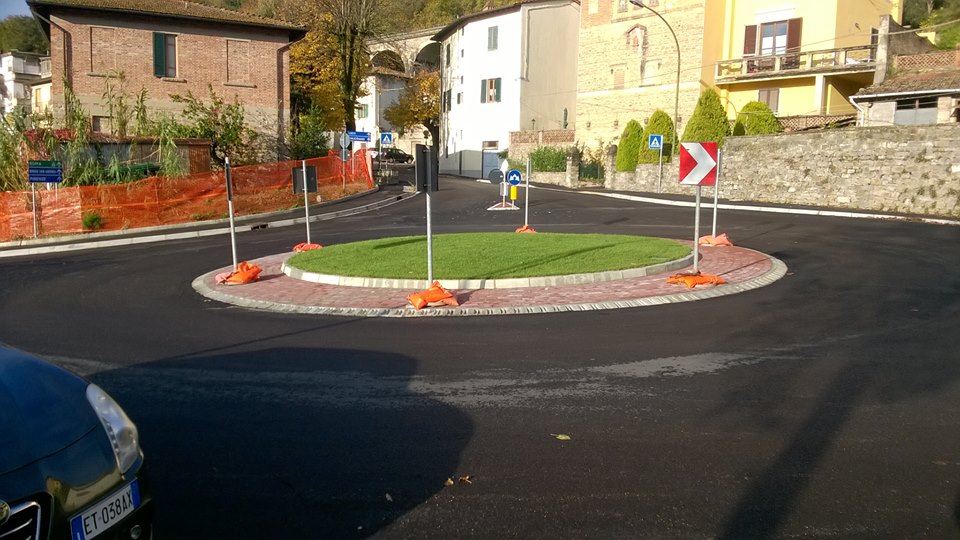 Ronta ha la sua rotatoria (e finisce sui social)... Foto del giorno