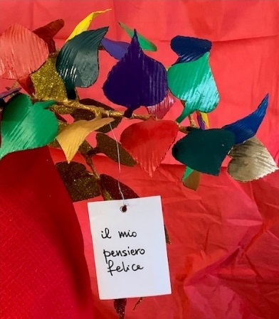 Dicomano. L'Albero di Natale con i 'pensieri felici' e i bigliettini