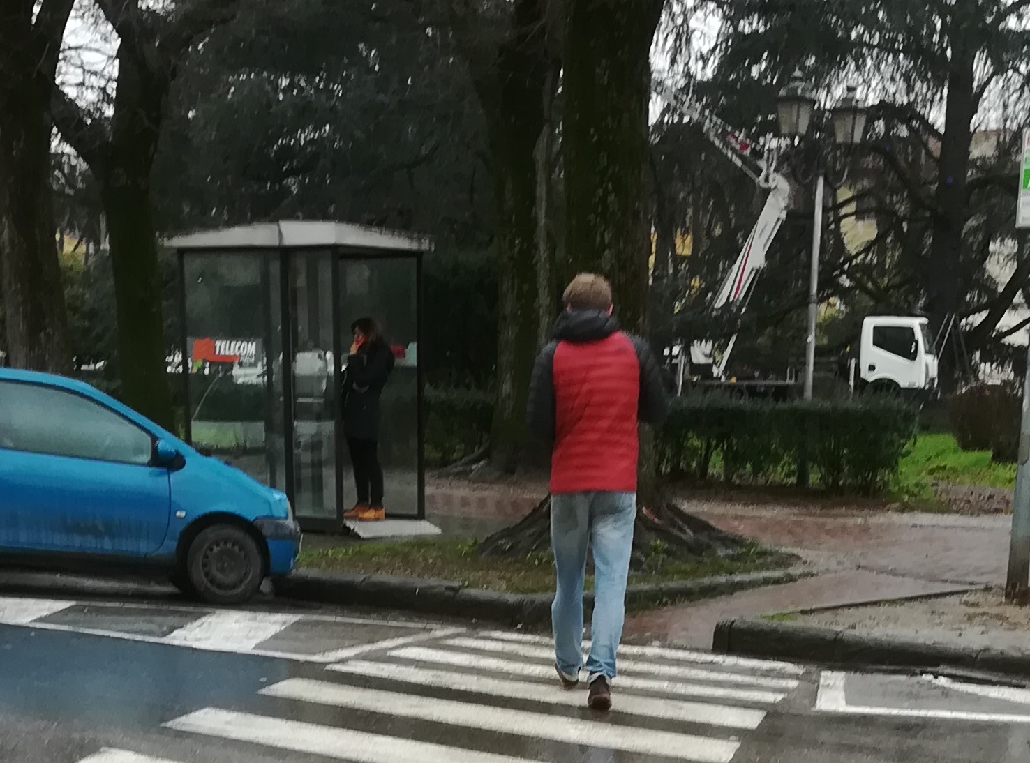 Borgo. C'è ancora chi usa le care vecchie cabine... Foto del giorno...