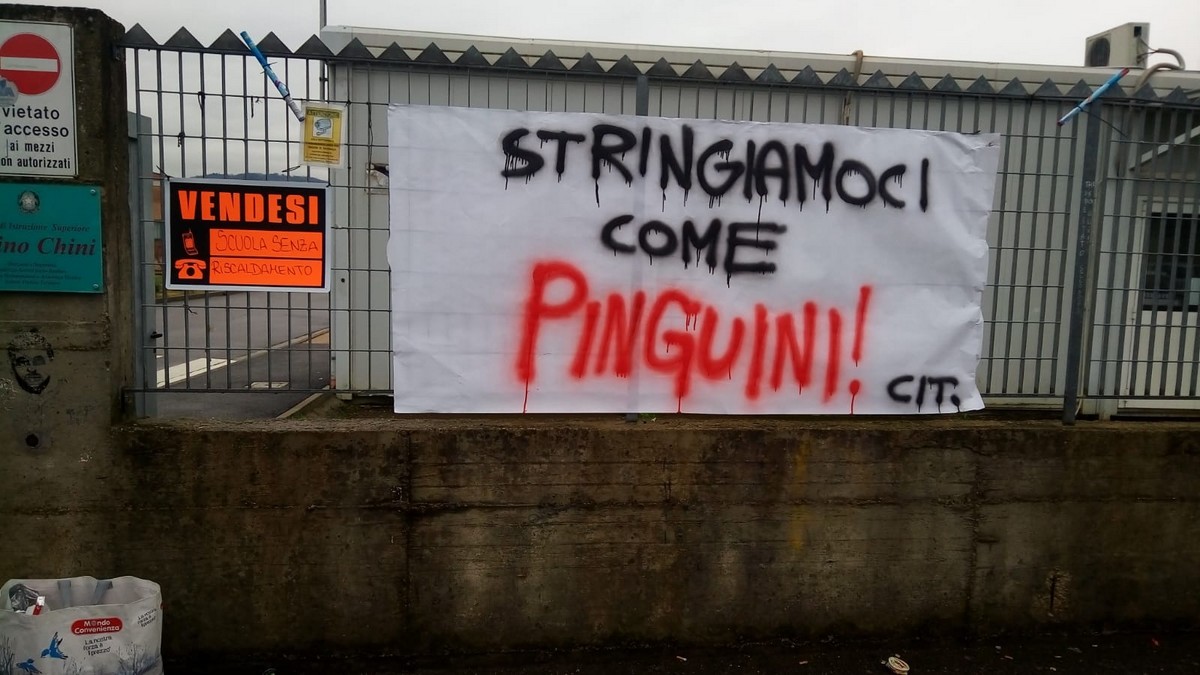 Chino Chini. Protesta dei ragazzi contro il freddo nelle aule. Foto del Giorno