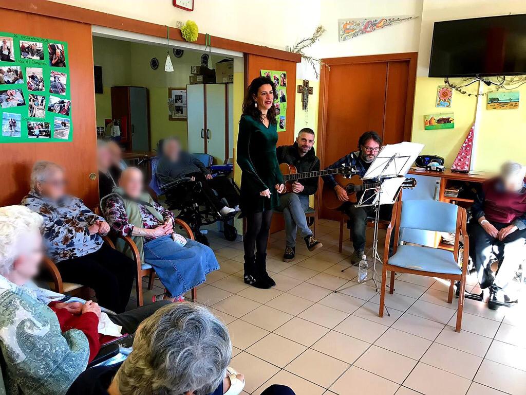 Auguri in musica nelle case di riposo. Foto della prima giornata