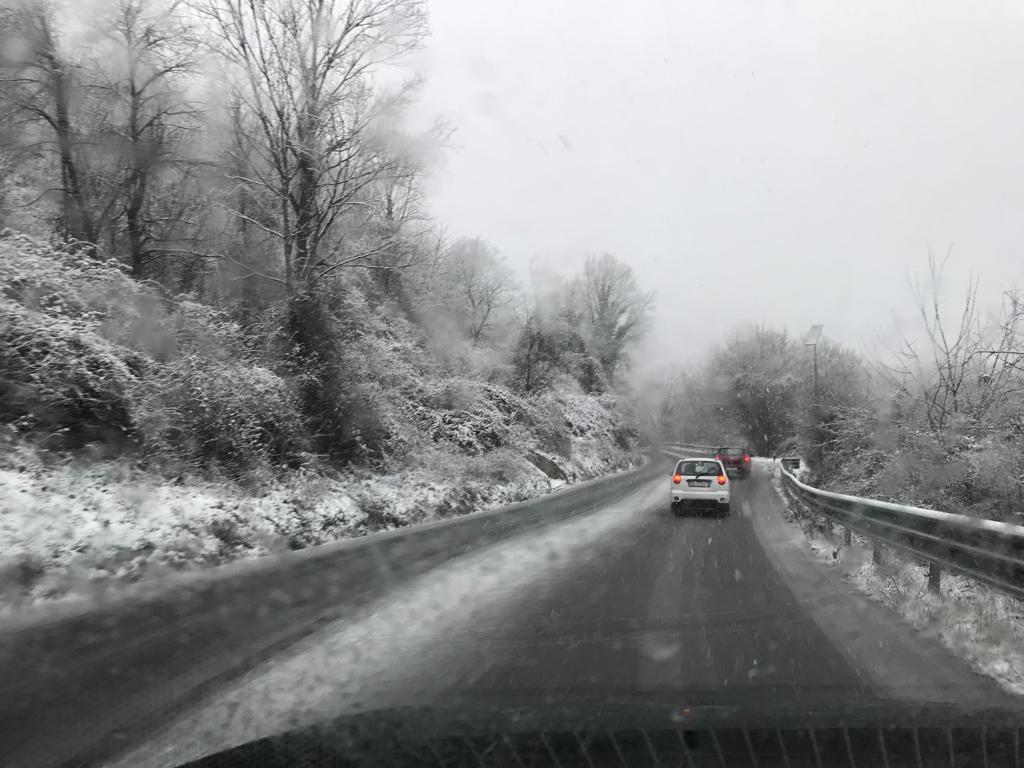 Pratolino imbiancato, ma il traffico scorre. Flash delle 16:00