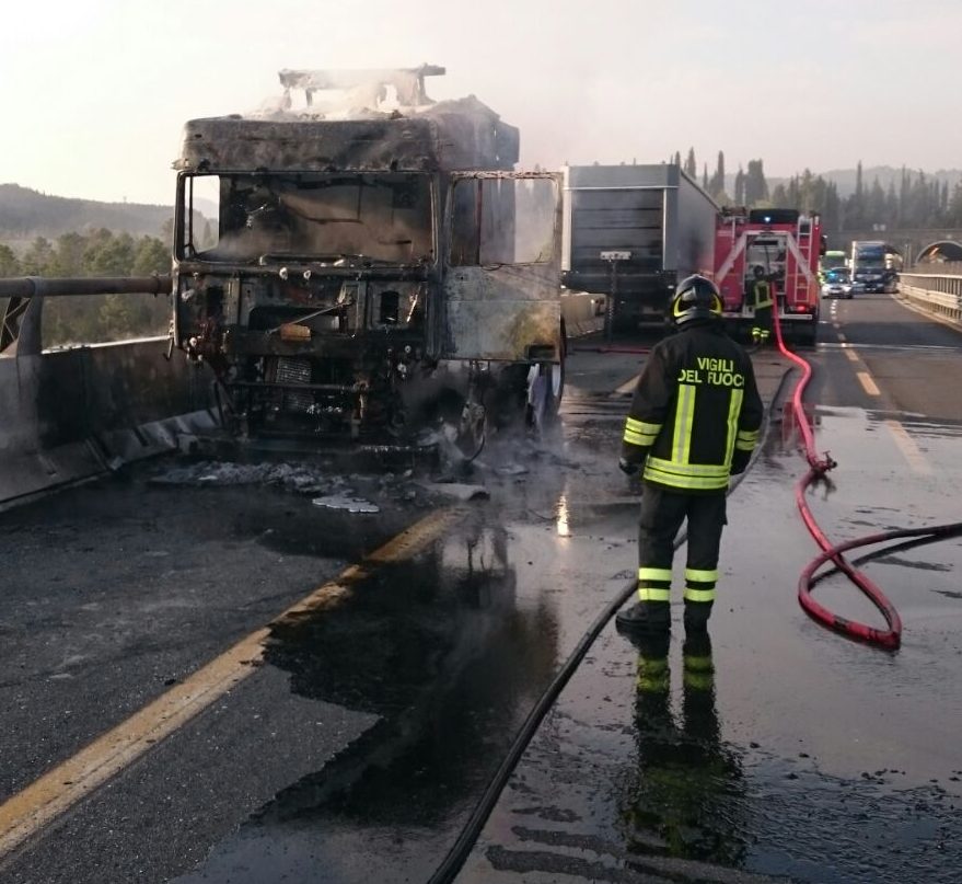 Camion in fiamme. Intervento in autostrada per i pompieri di Borgo