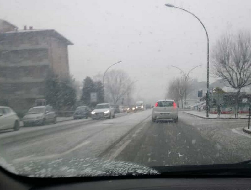 La neve a Borgo, foto del giorno. E qualche ritardo sulla Faentina