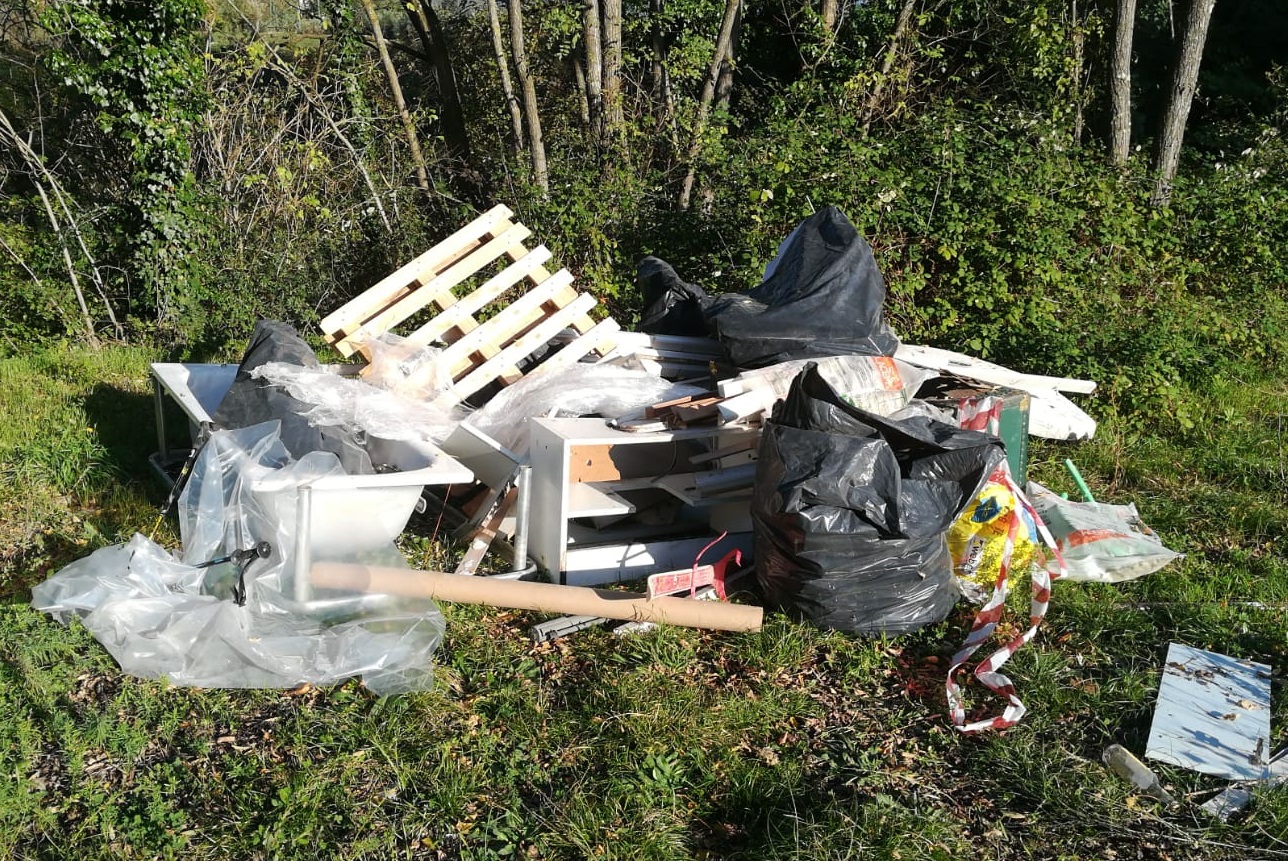 Ristruttura casa a Firenze e abbandona rifiuti a Dicomano: multato per 3mila euro