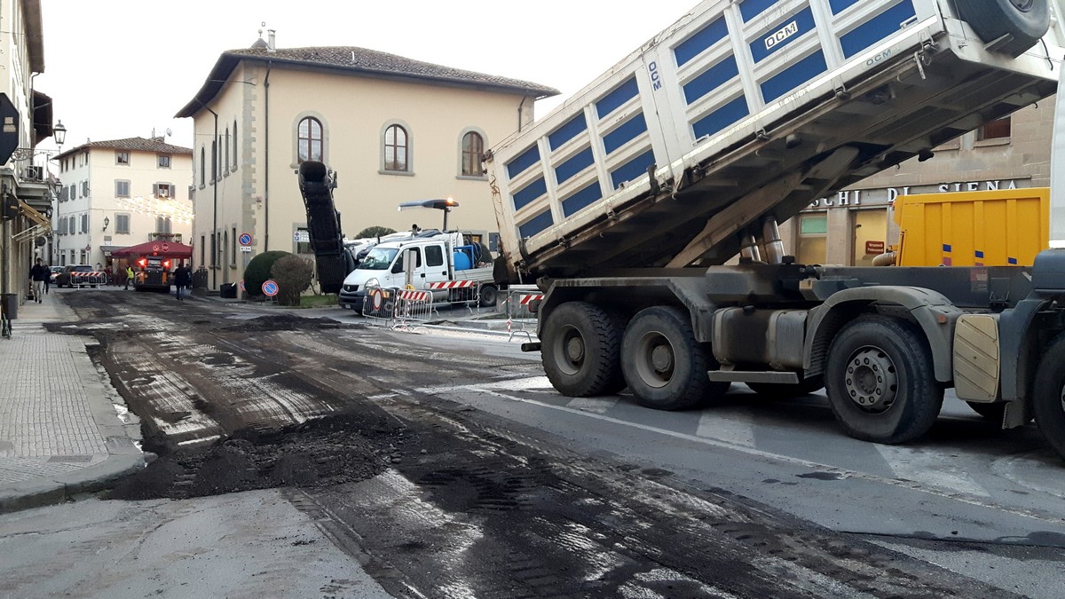 Borgo. Lavori di asfaltatura nel centro storico