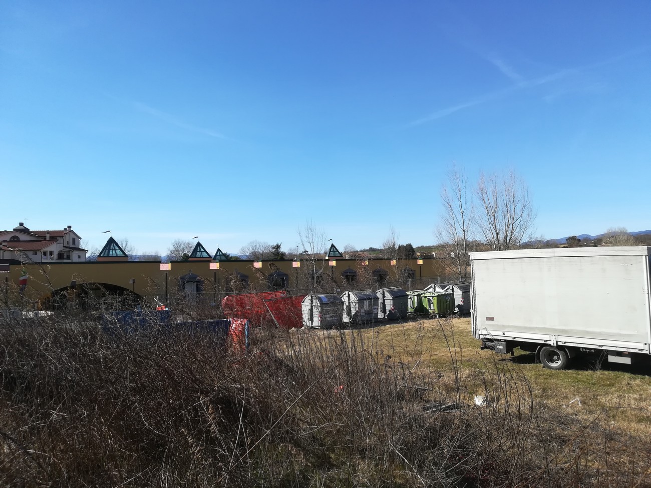 Vicchio & i cassonetti accatastati vicino all'asilo. Una protesta