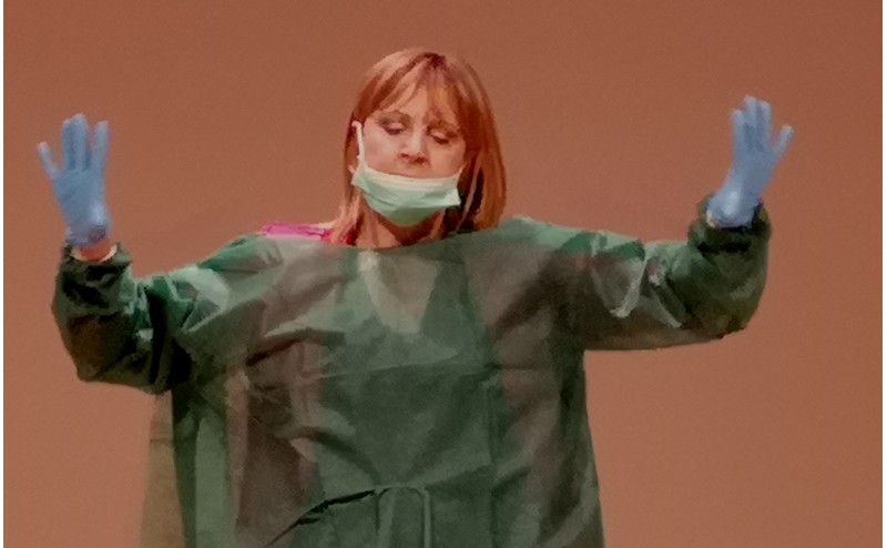 Debora Villa straordinaria in “Gli uomini vengono da Marte, le donne da Venere”