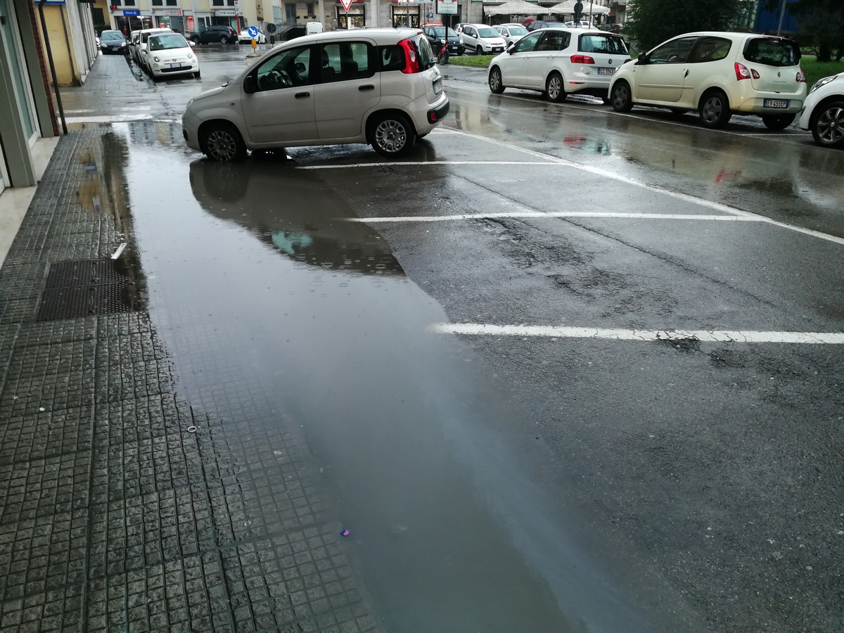 Fogne intasate a Borgo. Una segnalazione