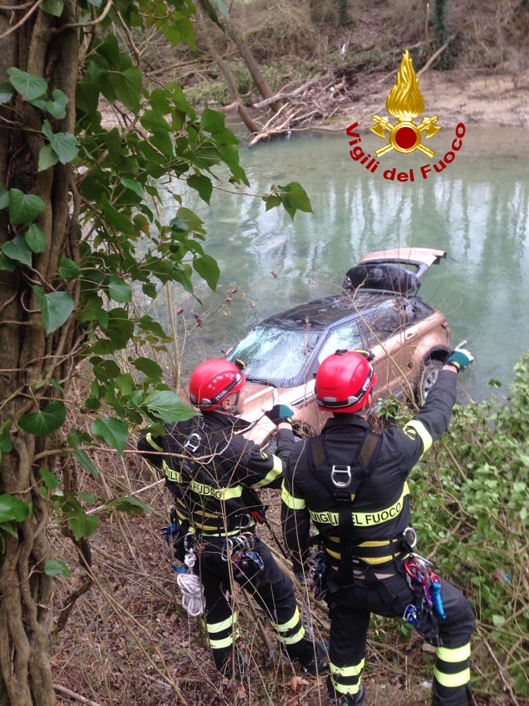 Incidente a Vicchio, dinamica e foto. Volo di 40 metri nel fiume, si rifugia sul tetto dell'auto