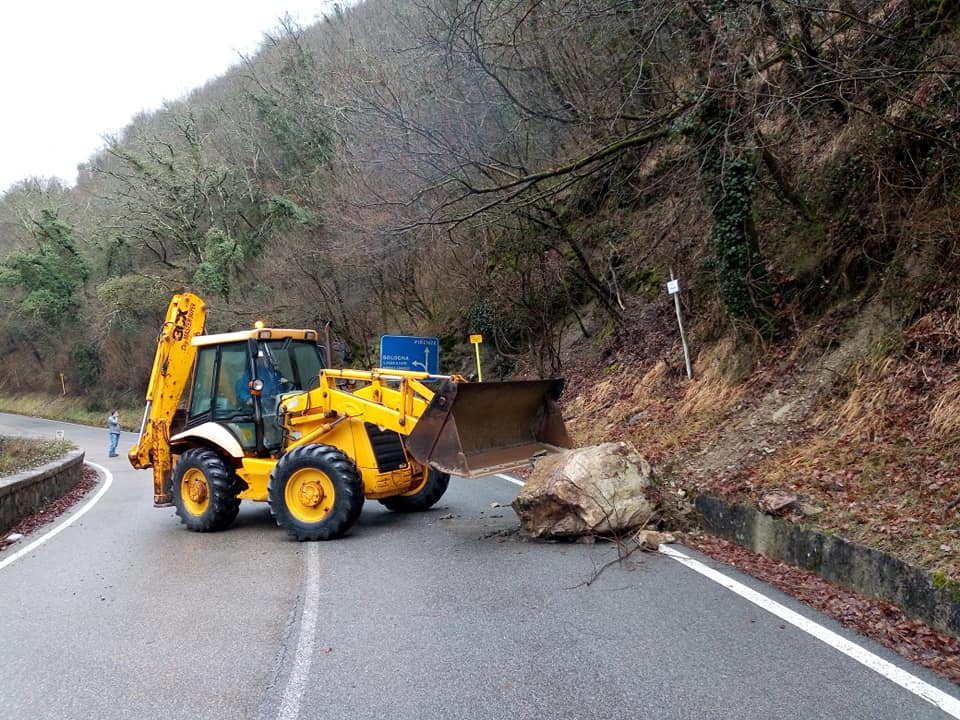 Masso cade in strada a Vaglia, strada prima chiusa e poi riaperta