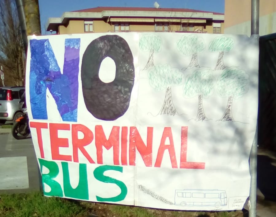 Borgo, l'asilo e il terminal bus. Una lettera (e uno striscione)